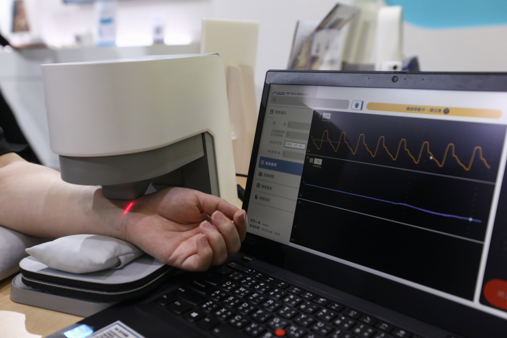 DB真人旗舰耘康脈象檢測系統透過電腦精準控制升降系統，還原中醫師三指把脈過程的舉、按、尋手法，將脈象感受轉化成數據，未來可結合大數據分析，實現智慧醫療及準確性